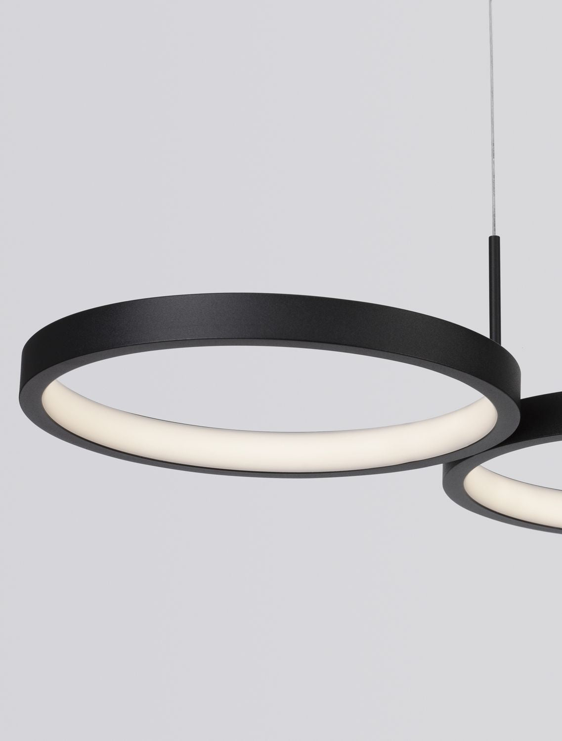 Gros plan sur un anneau noir et son diffuseur blanc lumineux