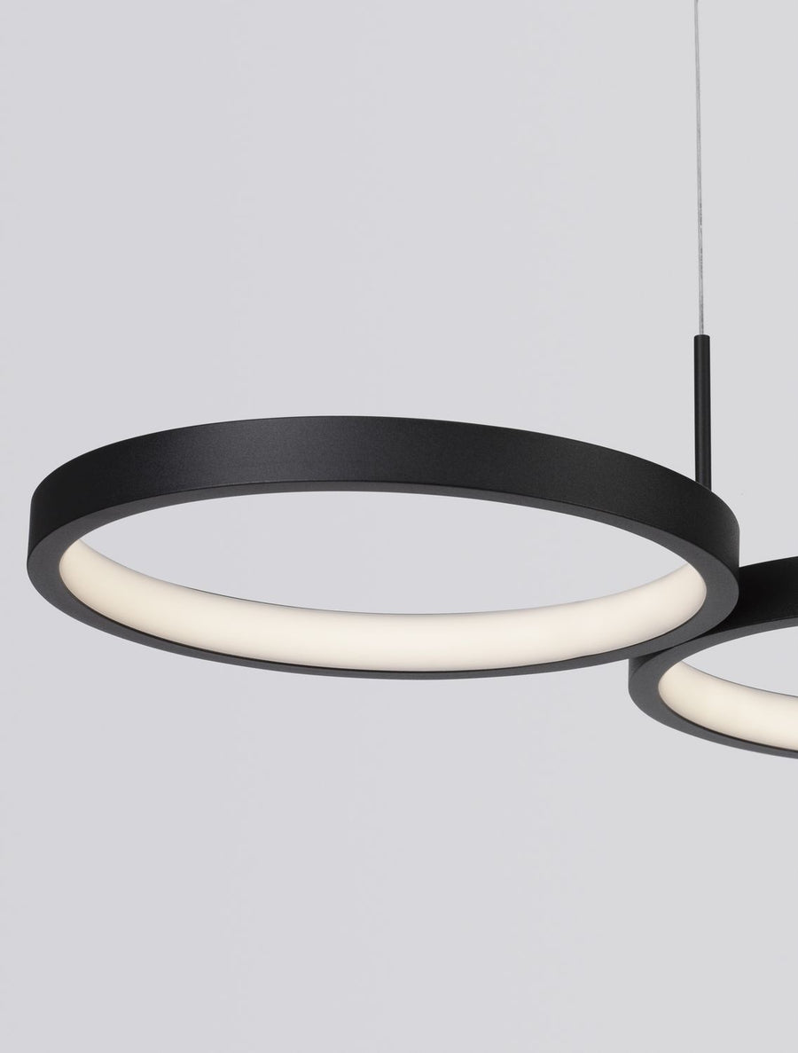 Gros plan sur un anneau noir et son diffuseur blanc lumineux