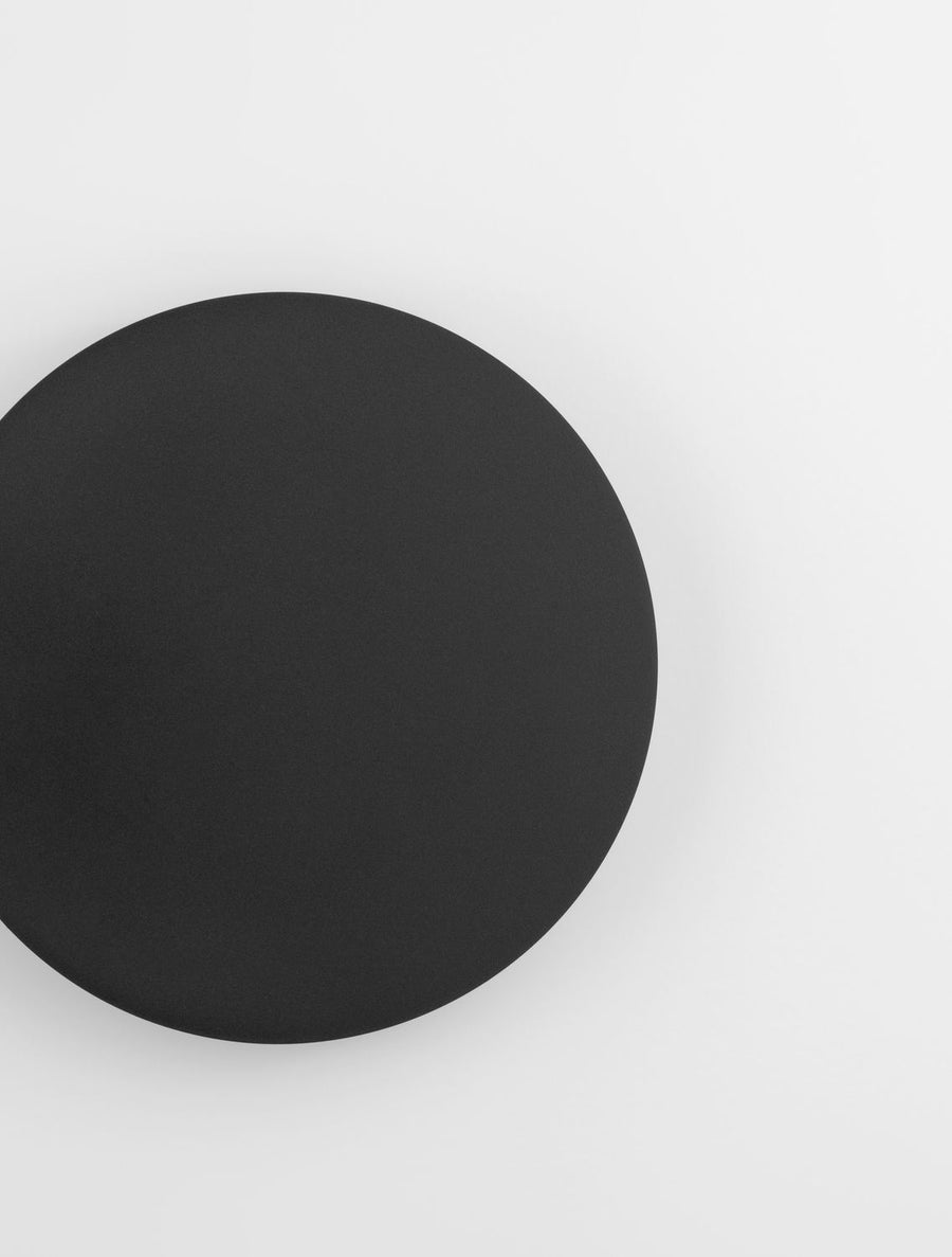 Gros plan sur la surface circulaire noire et sa texture légèrement granuleuse