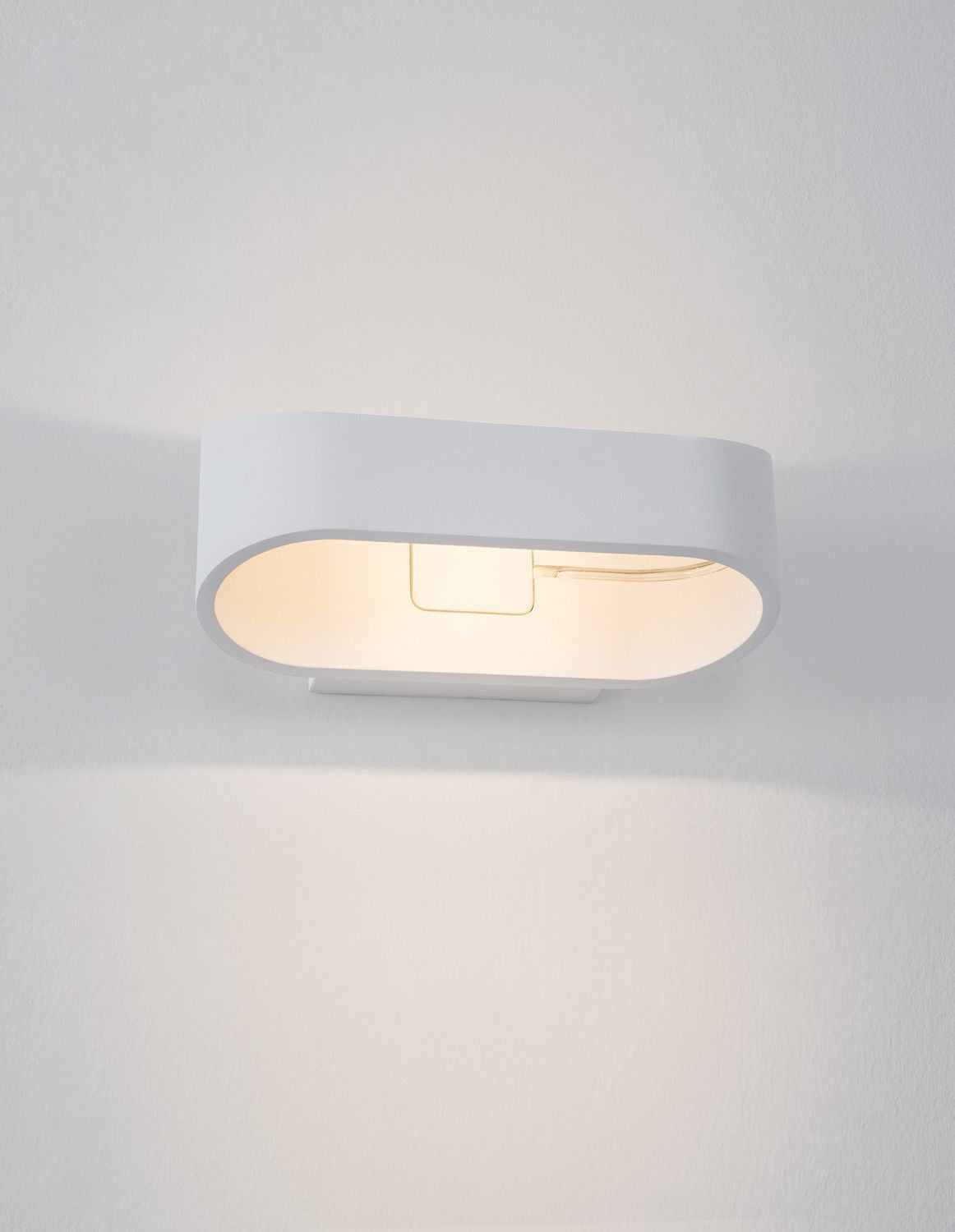 Détail de l'intérieur : module LED rectangulaire et câble doré visibles