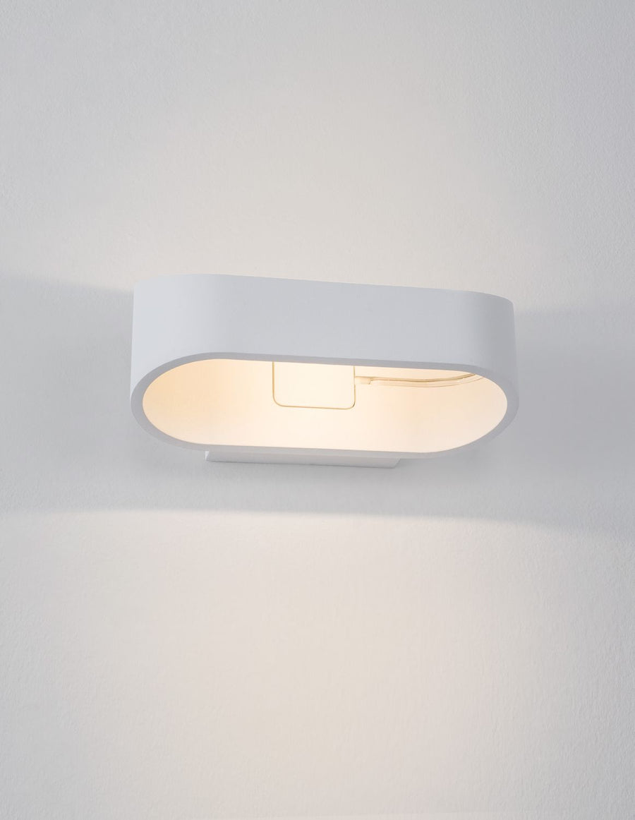 Détail de l'intérieur : module LED rectangulaire et câble doré visibles