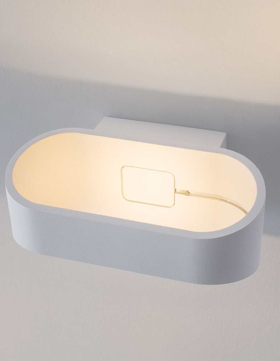 Gros plan de la cavité lumineuse révélant le module LED et son câble