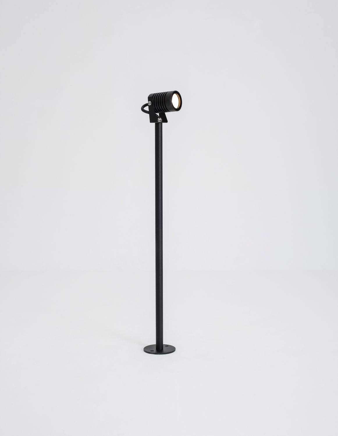 Vue de trois quarts du luminaire sur pied, projecteur orientable monté sur tige
