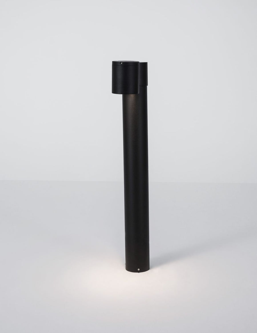 Produit de face sur fond clair, projecteur décalé et allumé au sol.