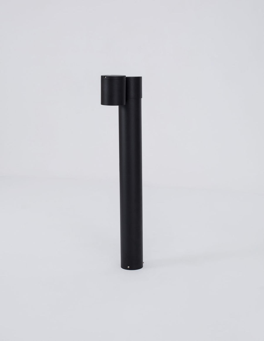 Vue de profil de la borne noire avec sa tête orientable sur support.