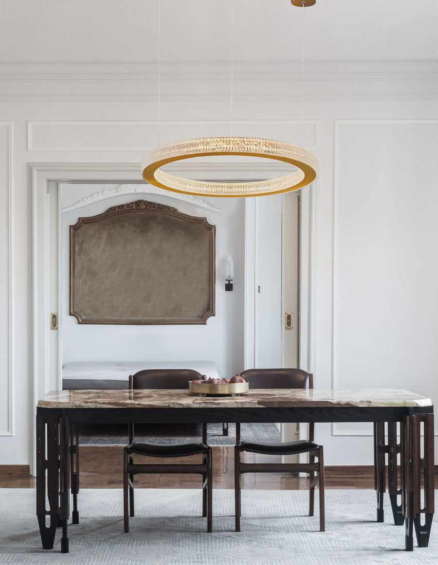 Suspension dorée en anneau installée au-dessus d'une table à manger en marbre