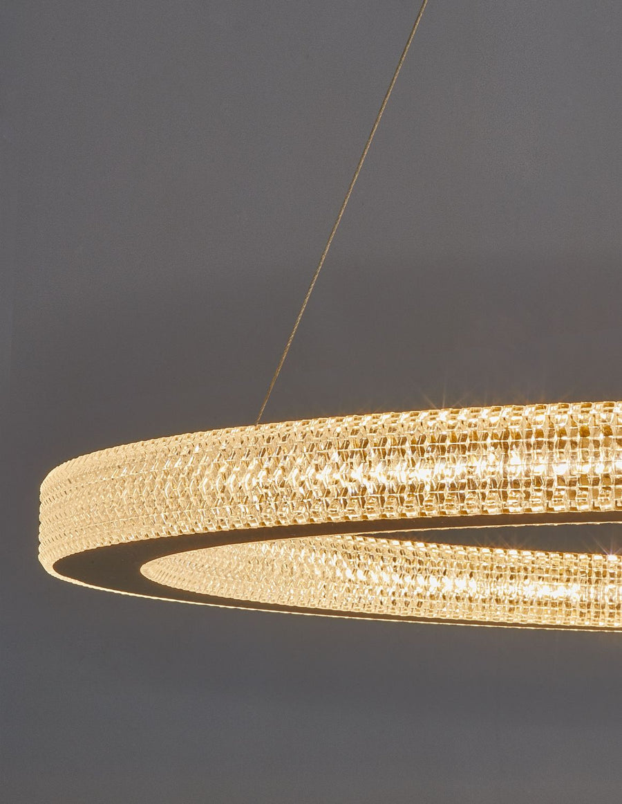 Détail rapproché de l'anneau tressé de perles de verre éclairées