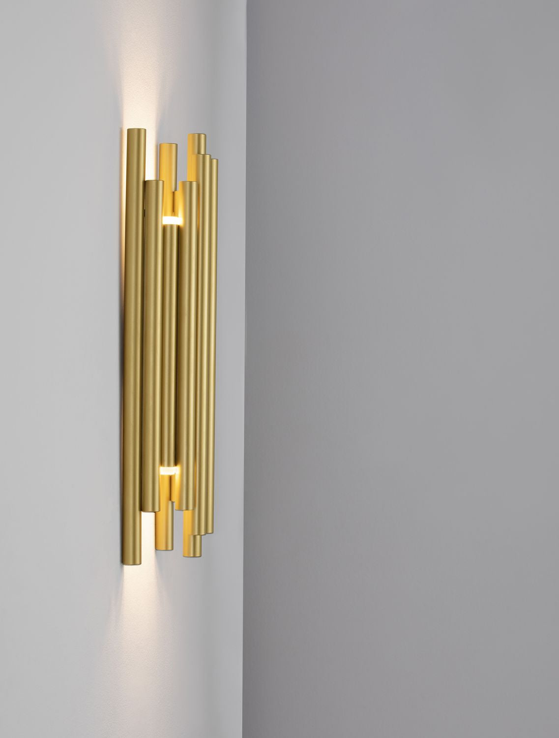 Vue de profil sur une arête de mur, tubes dorés et lumière rasante