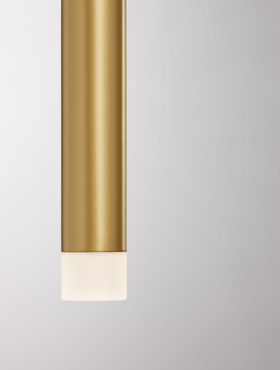 Détail rapproché du tube doré brossé et du diffuseur blanc