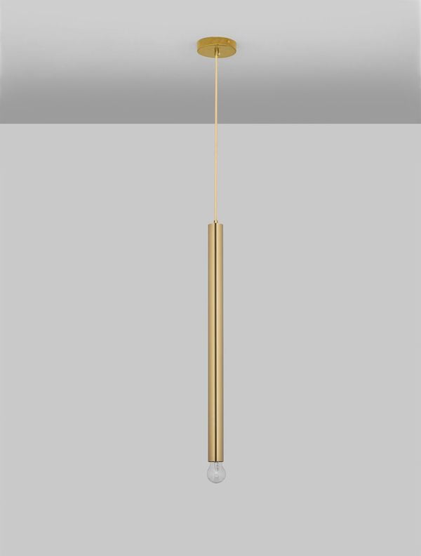Suspension dorée suspendue à un plafond gris, long tube cylindrique et câble fin.
