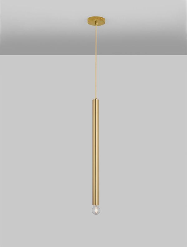 Autre prise de vue de la suspension dorée sous plafond, mettant en valeur le tube doré.