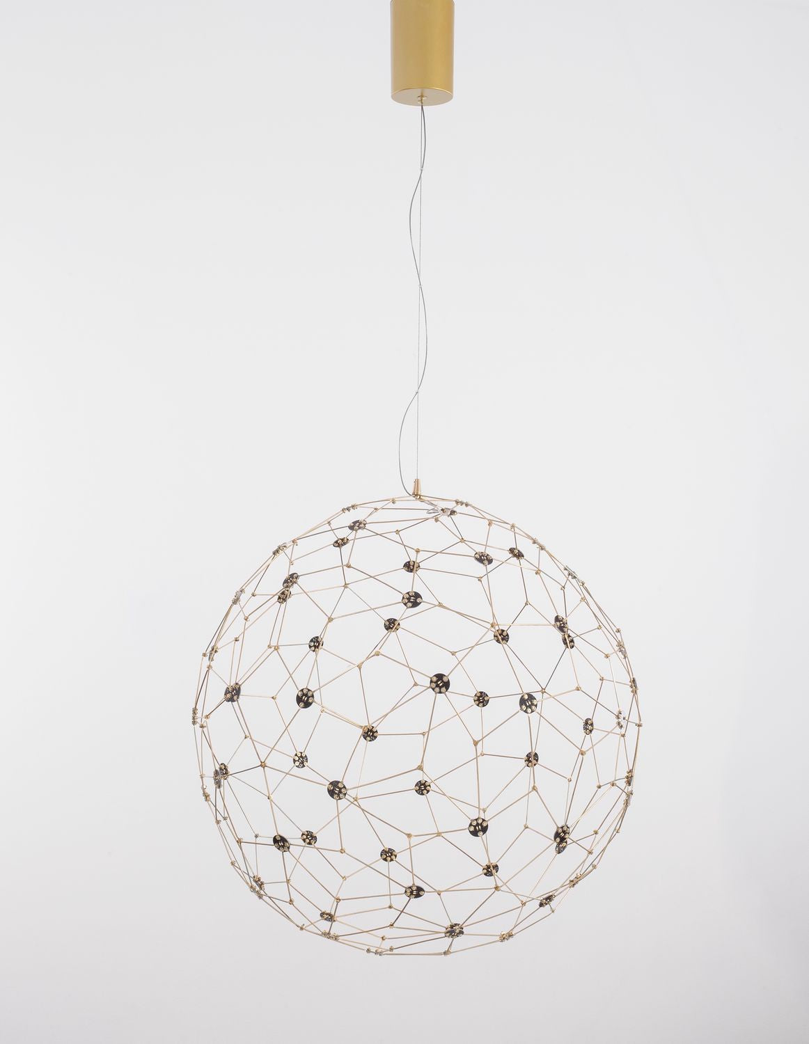 Vue de face du luminaire éteint avec rosace de plafond dorée
