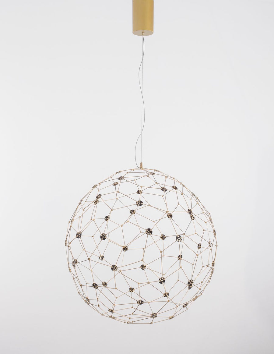 Vue de face du luminaire éteint avec rosace de plafond dorée