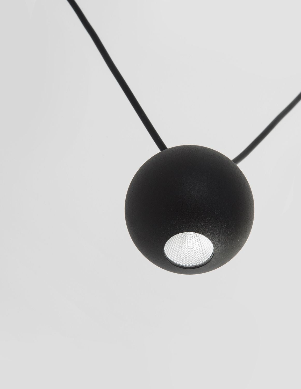 Détail rapproché d'une sphère noire mate et de sa lentille LED