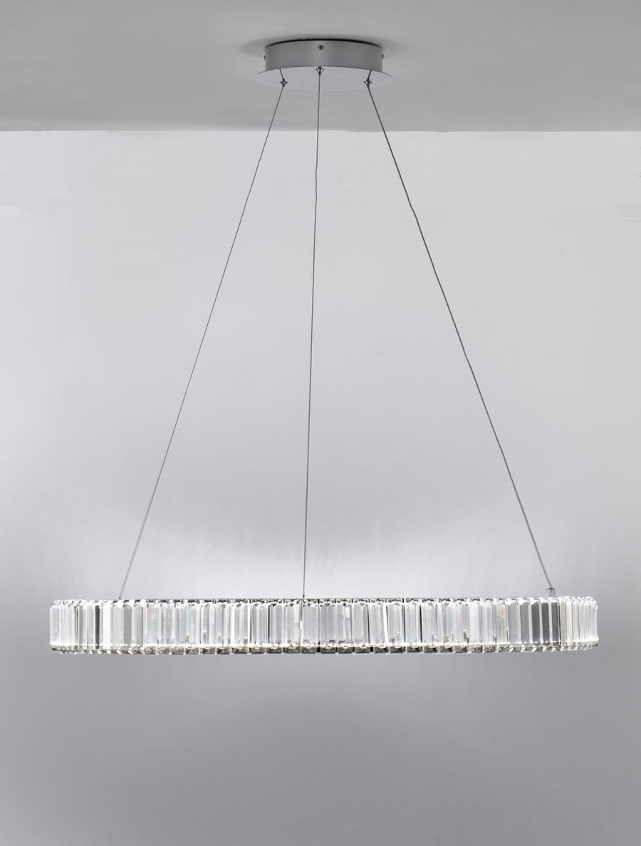 Vue complète du luminaire révélant l'anneau transparent et ses fixations