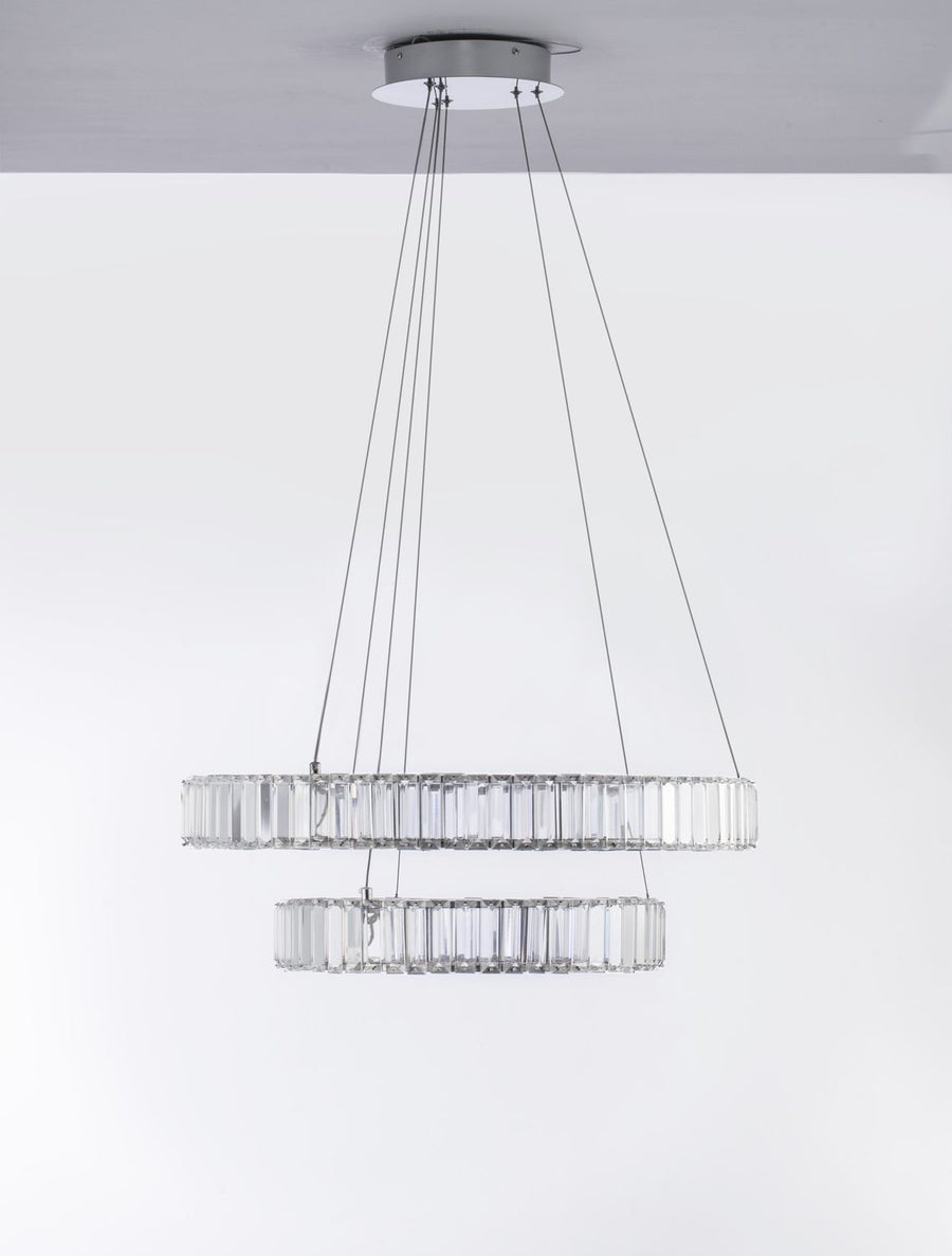Vue de face du luminaire suspendu, câbles fins et cercle supérieur