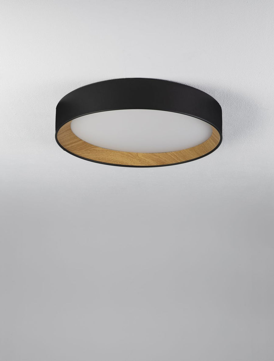 Vue de dessous fixée au plafond gris, diffuseur blanc éteint, bord bois clair