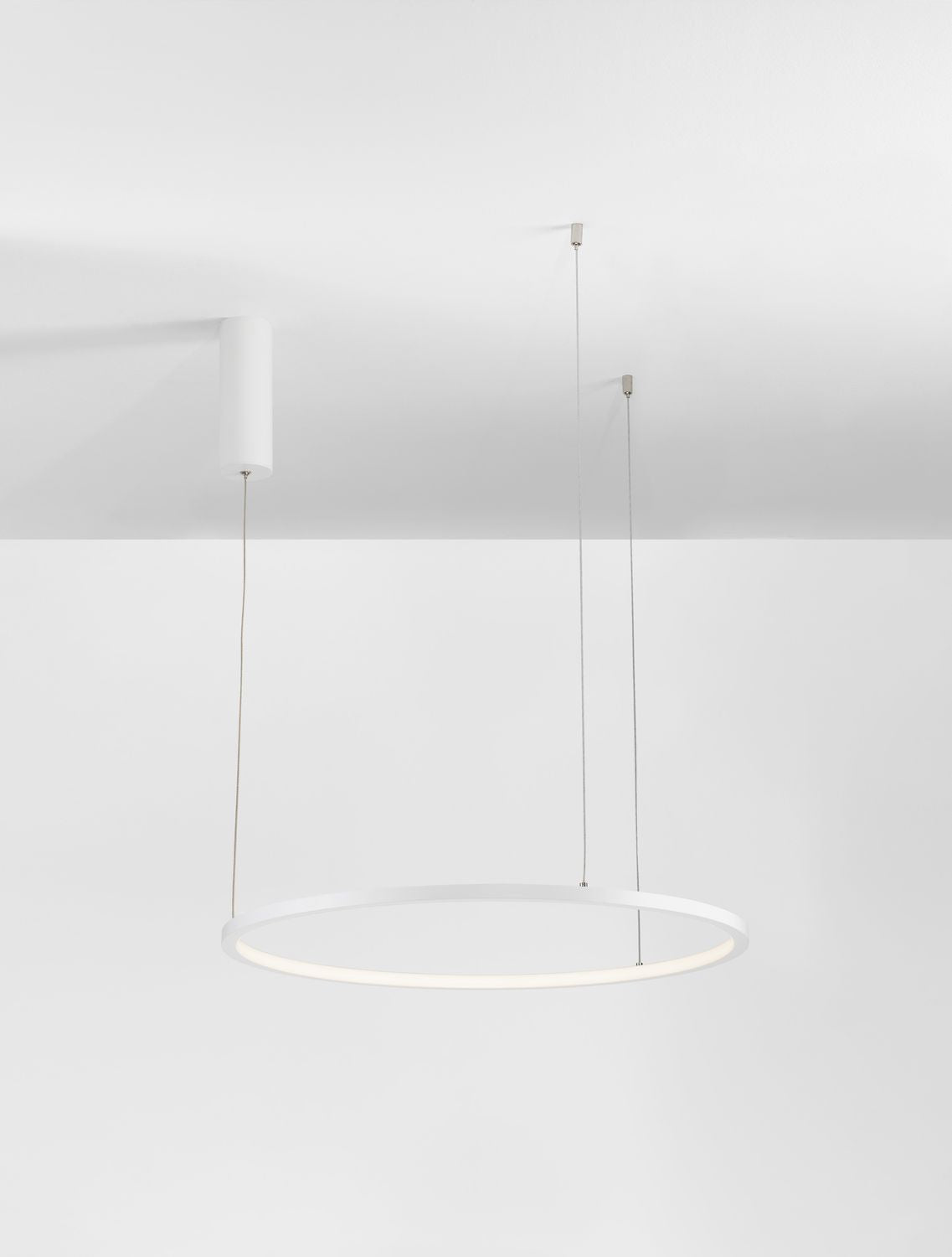 Vue rapprochée de l'anneau éclairé, dessous du luminaire et câbles fins
