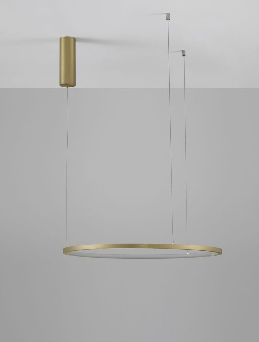 Suspension laiton installée au plafond, anneau lumineux vu de trois quarts.