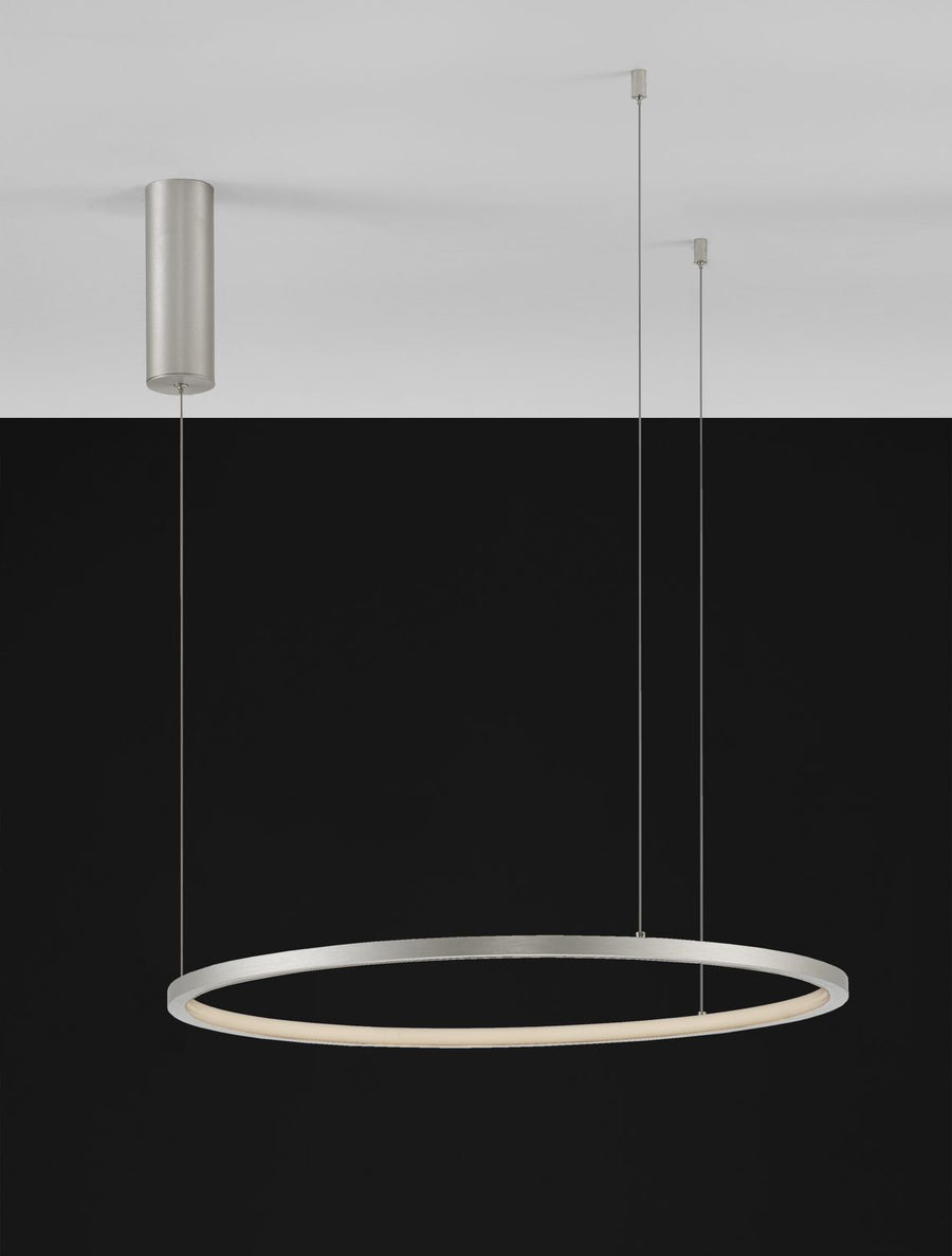 Vue de face du luminaire suspendu, anneau argenté et diffuseur LED périphérique allumé