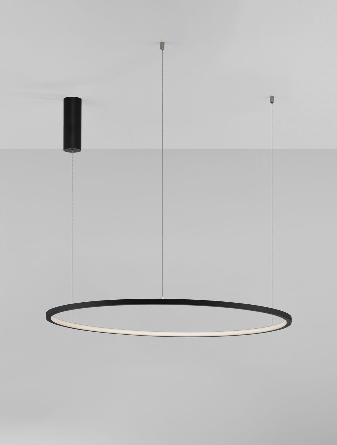 Vue de trois quarts montrant le ruban LED blanc sous l'anneau noir