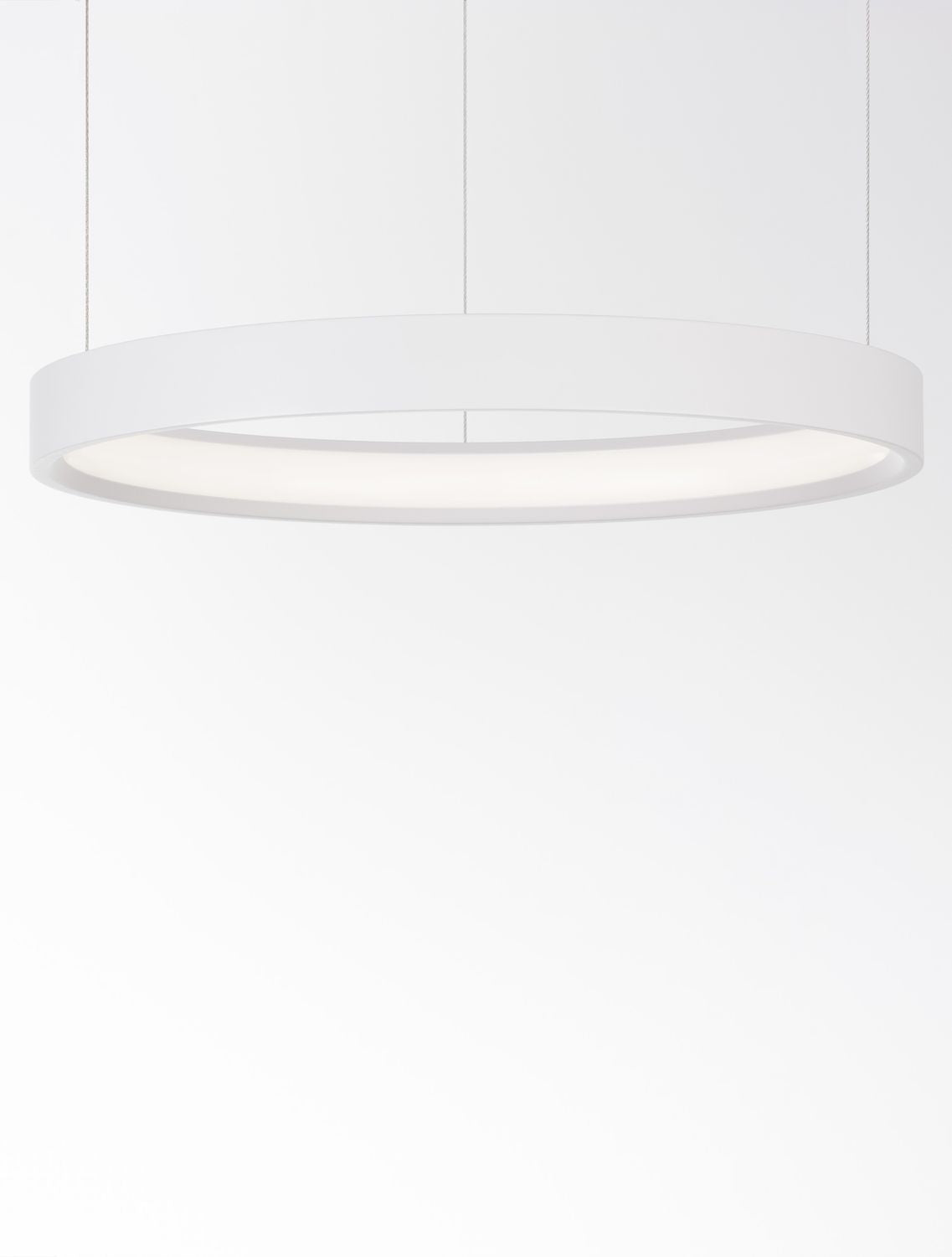 Vue de dessous de la bague éclairée, lumière homogène et blanche