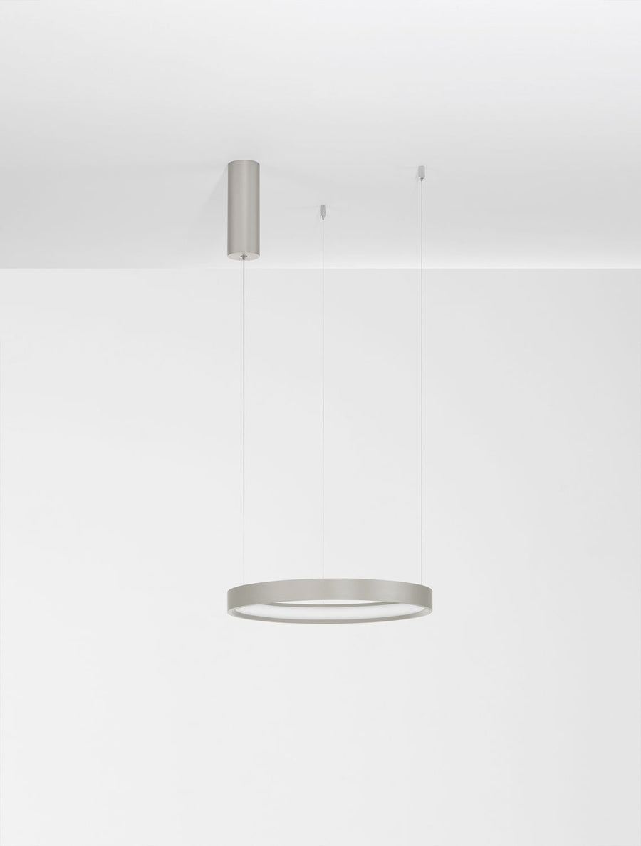 Luminaire installé au plafond blanc, vue d'ensemble de la suspension
