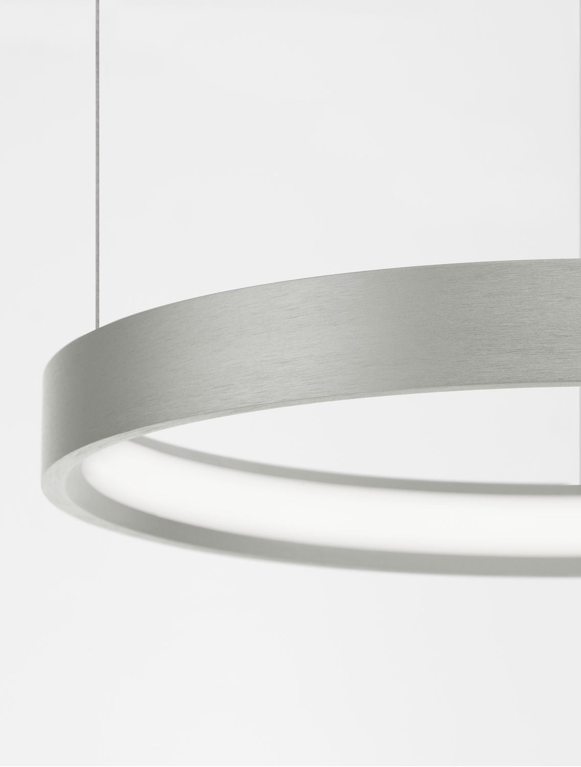 Détail du bord de l'anneau en aluminium brossé et diffuseur blanc