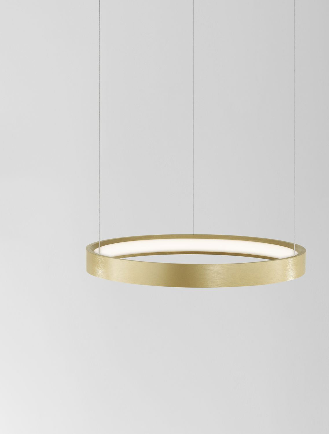 Gros plan sur le diffuseur LED blanc logé sous l'anneau doré