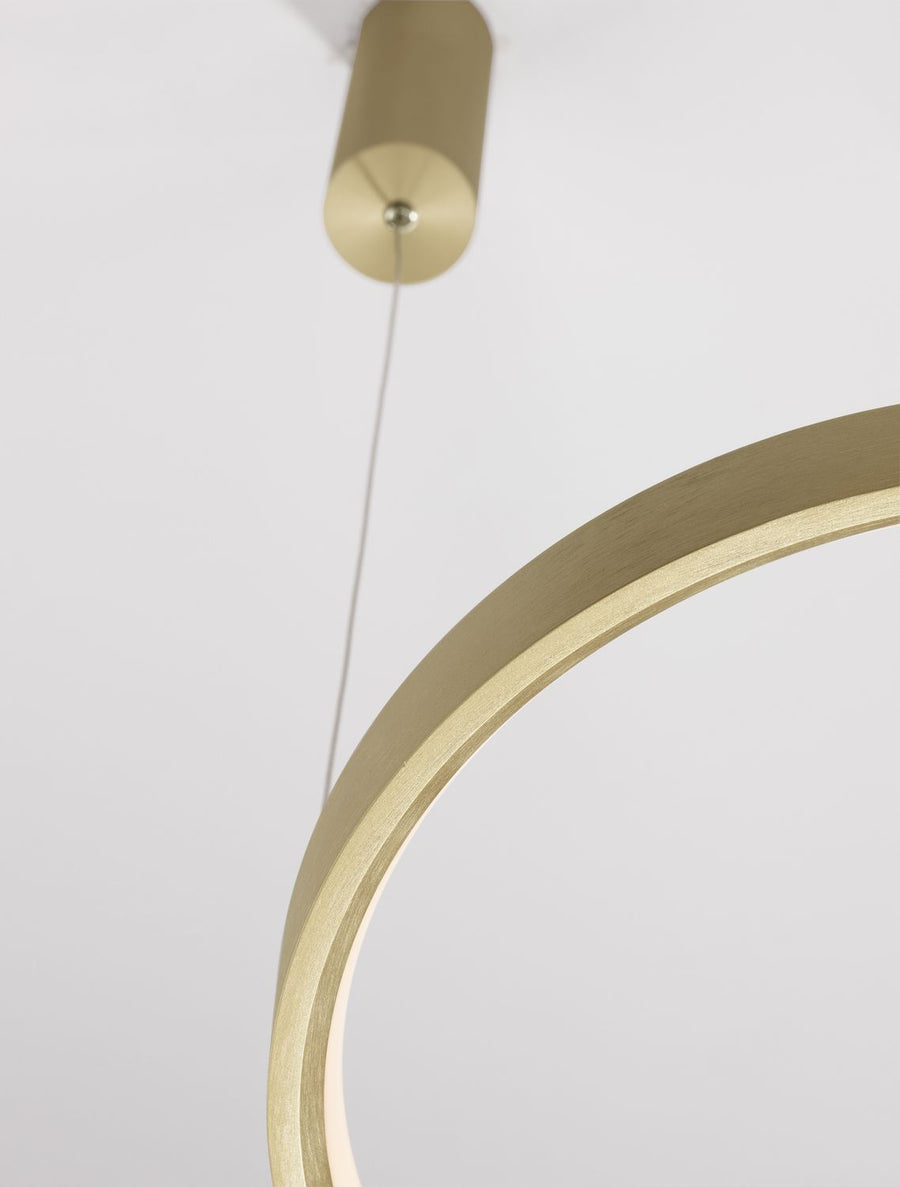 Détail de la rosace cylindrique dorée et du câble de suspension