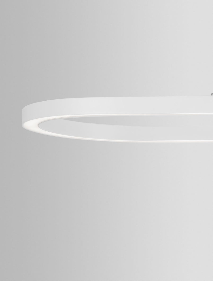 Gros plan sur le bandeau lumineux blanc et la tranche arrondie du luminaire.