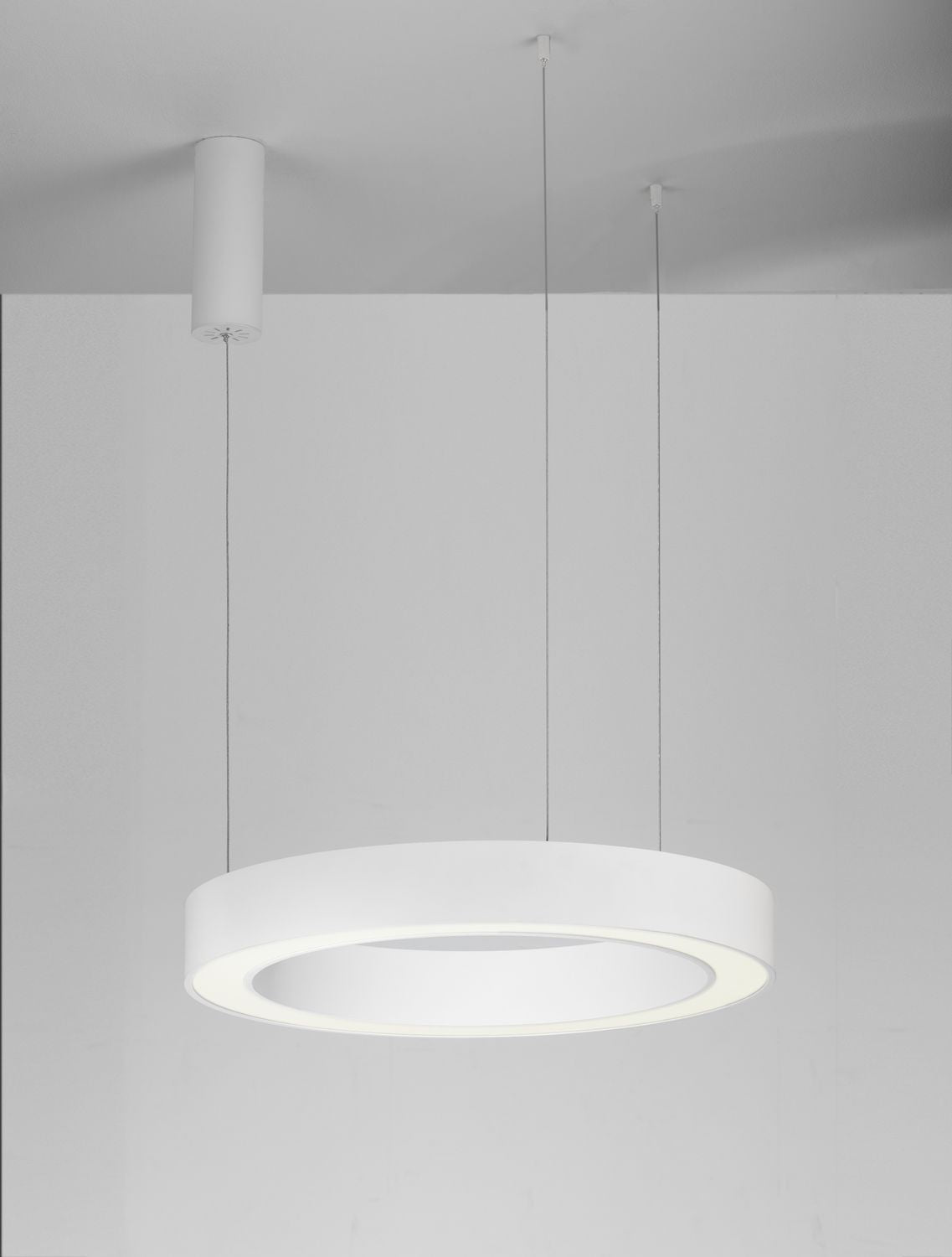 Vue en contre-plongée de l'anneau allumé diffusant une lumière blanche