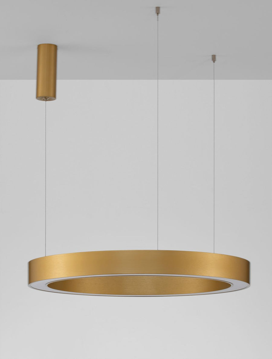 Vue de dessous du luminaire fixé au plafond, câbles tendus