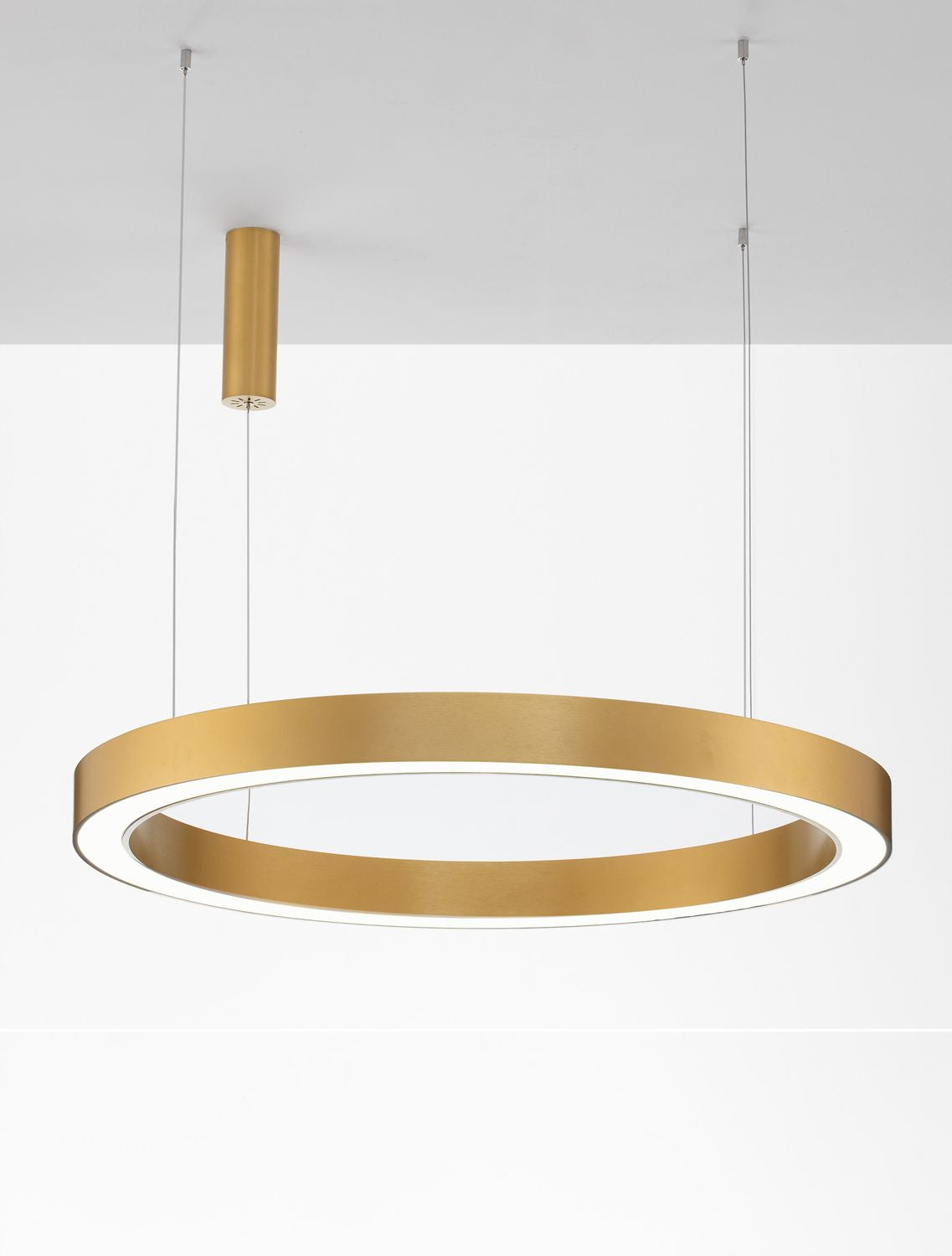 Vue en contre-plongée montrant le boîtier cylindrique fixé au plafond blanc
