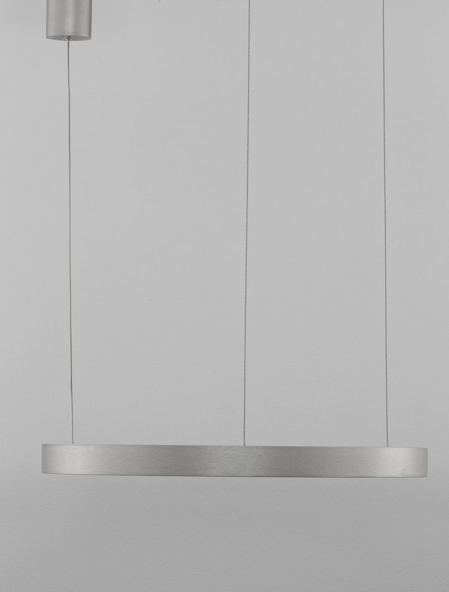 Profil de l'anneau en aluminium brossé et des câbles de suspension