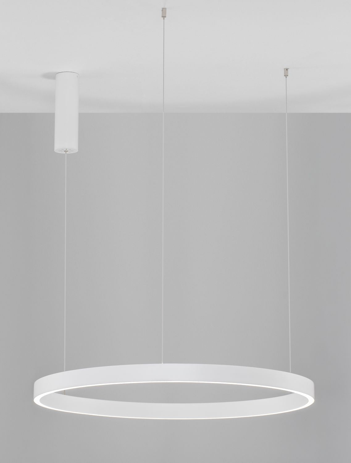 Mise en ambiance de l'anneau lumineux allumé, halo diffus sur le mur