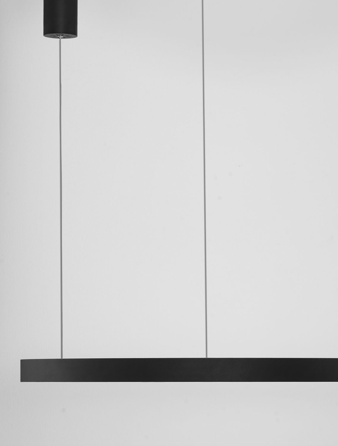 Détail du raccord cylindrique noir et des câbles reliant le plafond