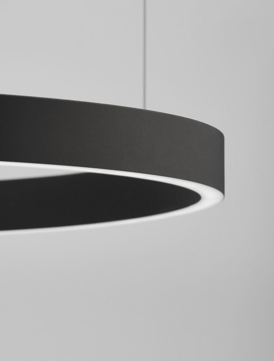 Détail de la finition noire mate et du ruban lumineux périphérique