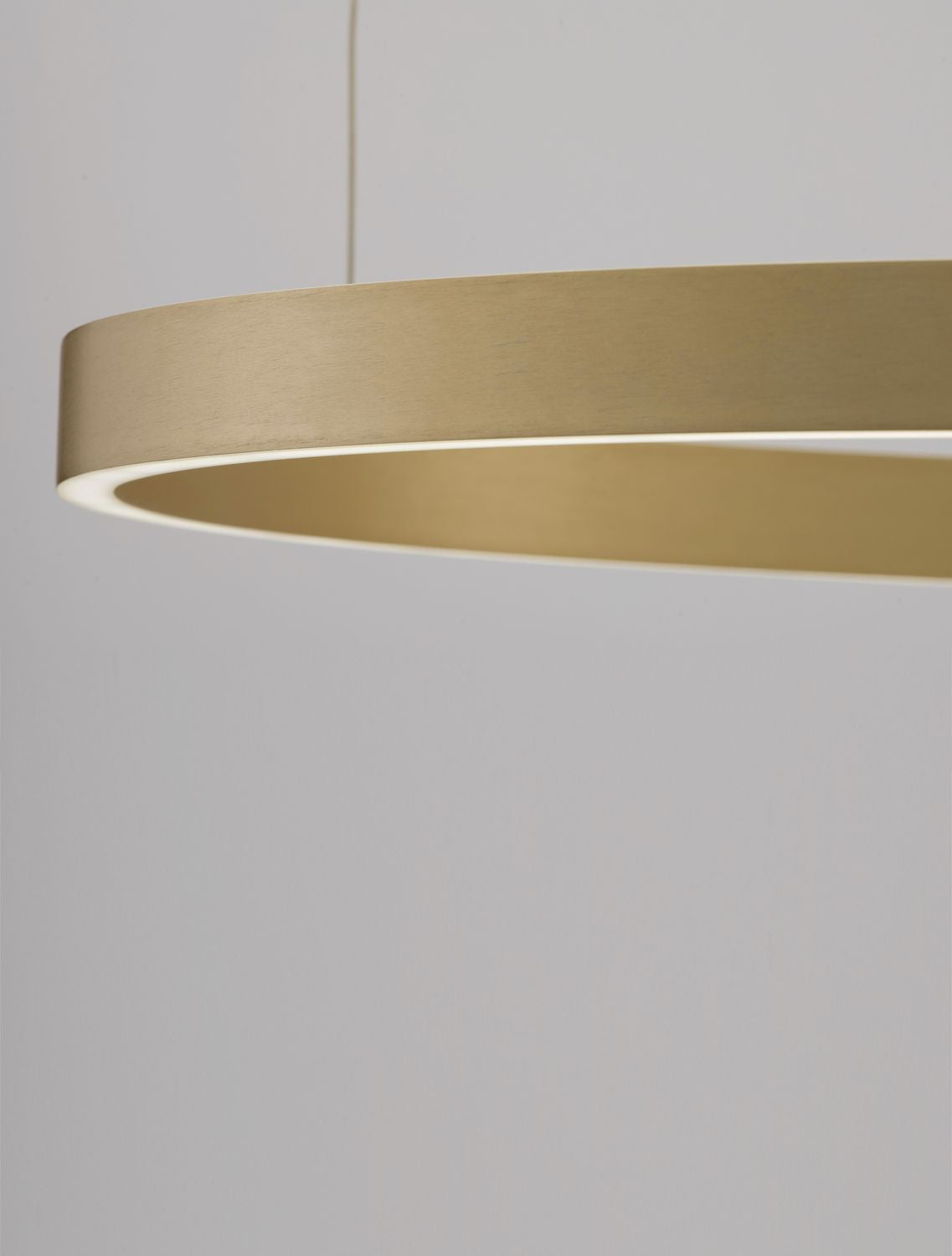 Gros plan sur le bord de l'anneau, ruban LED et reflet lumineux