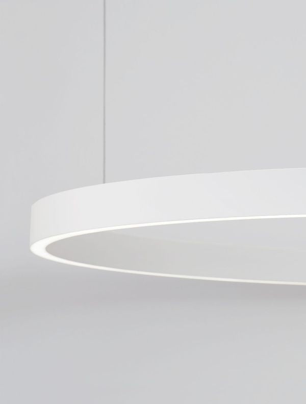 Détail rapproché du bandeau blanc et de la source LED intégrée en partie basse