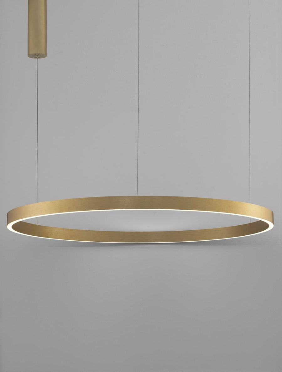 Anneau doré allumé, ruban LED diffusant une lumière blanche vers le bas