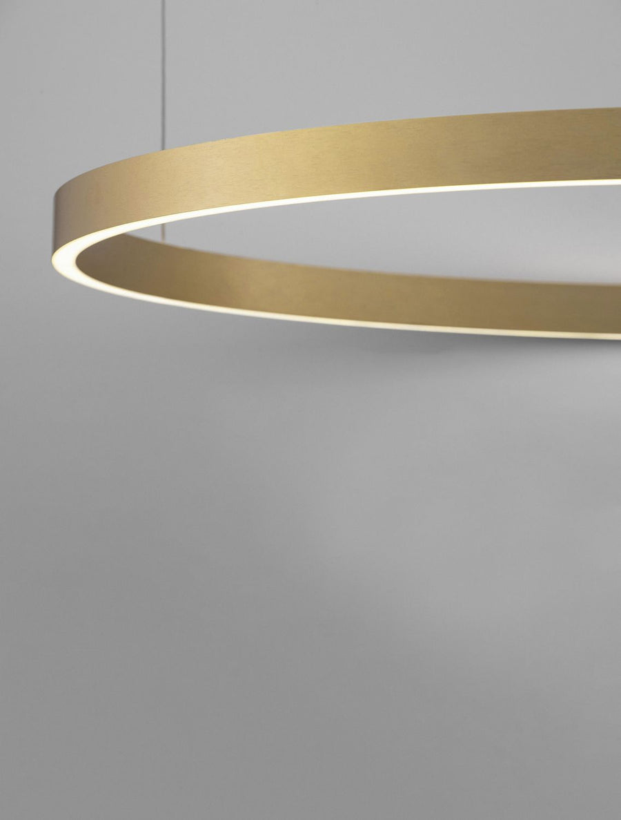 Détail de la finition dorée brossée et du bandeau lumineux intégré
