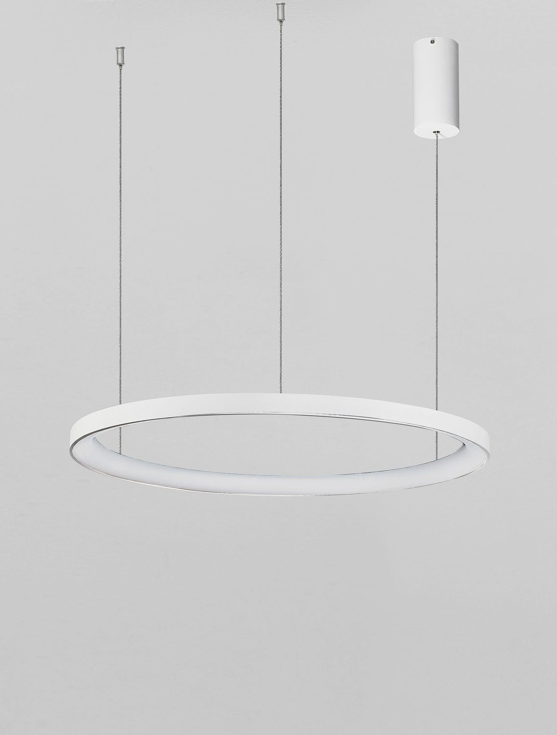 Suspension complète vue de trois quarts, rosace blanche et câbles tendus.