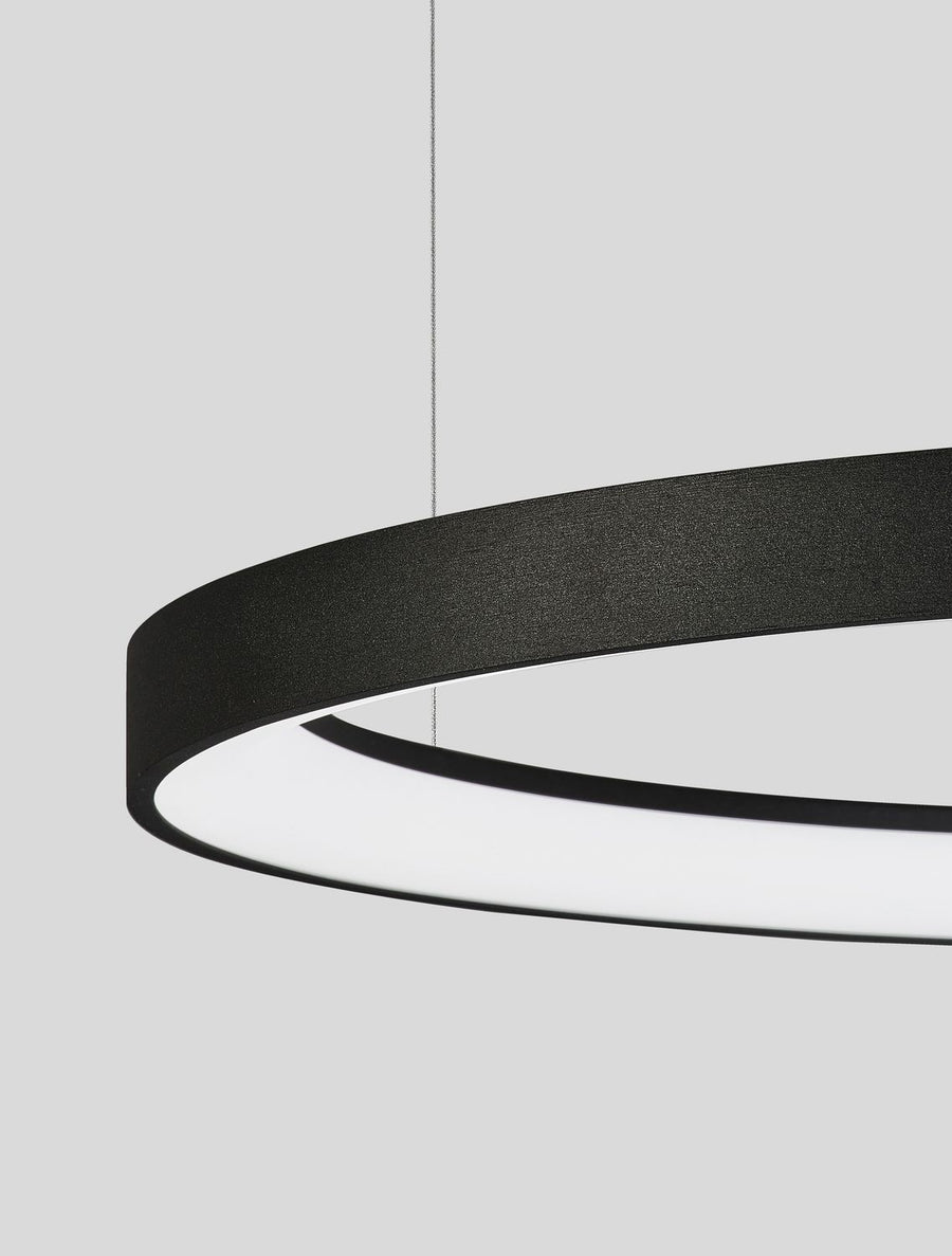 Détail de la finition extérieure noire texturée et du diffuseur blanc