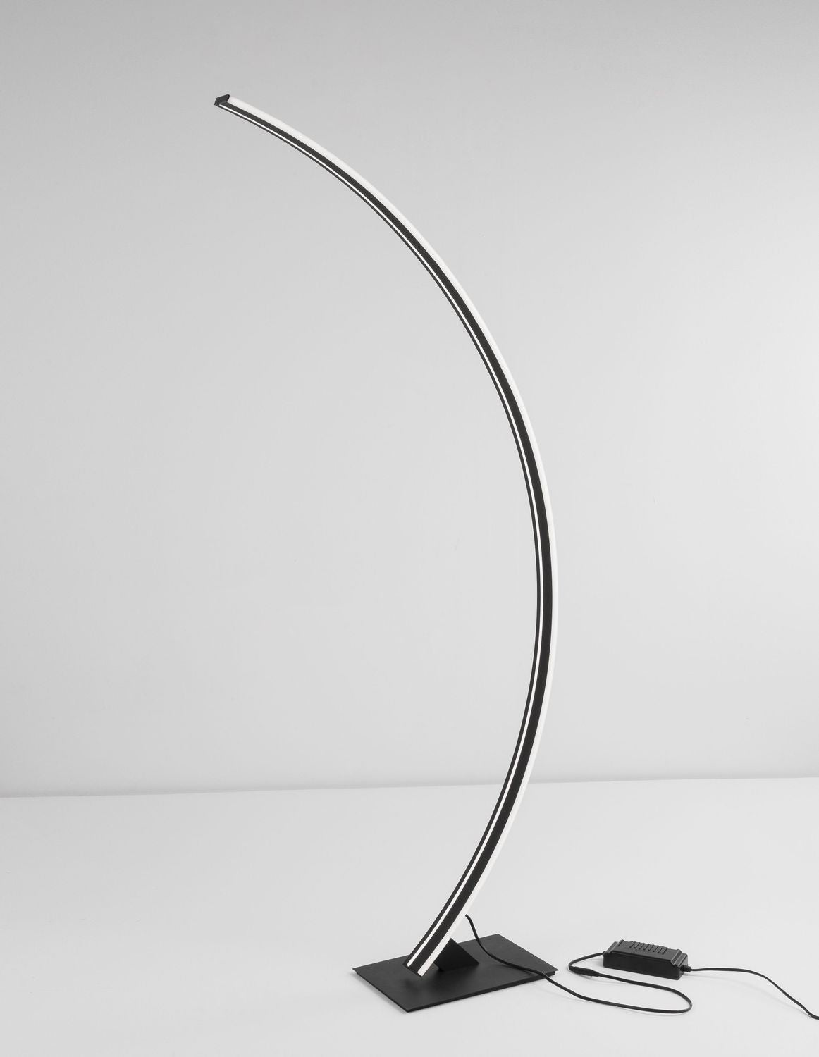 Vue trois quarts du lampadaire avec bloc d'alimentation noir posé au sol