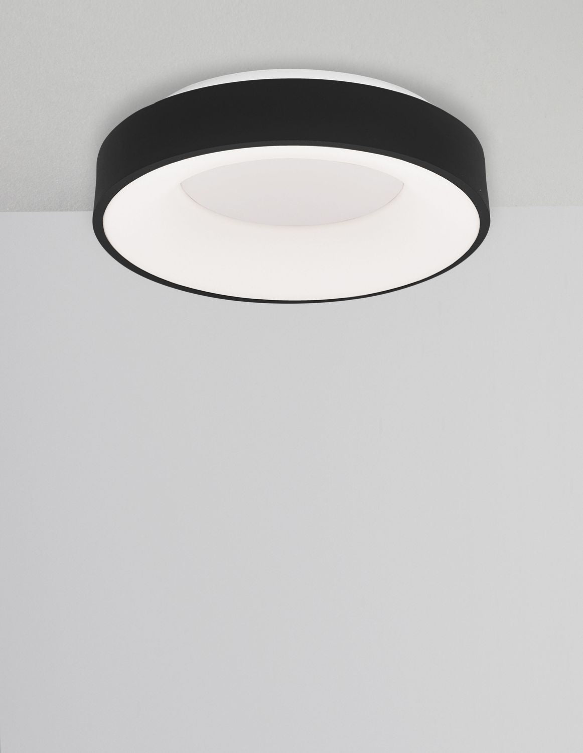 Vue en perspective du luminaire fixé au plafond d'une pièce claire