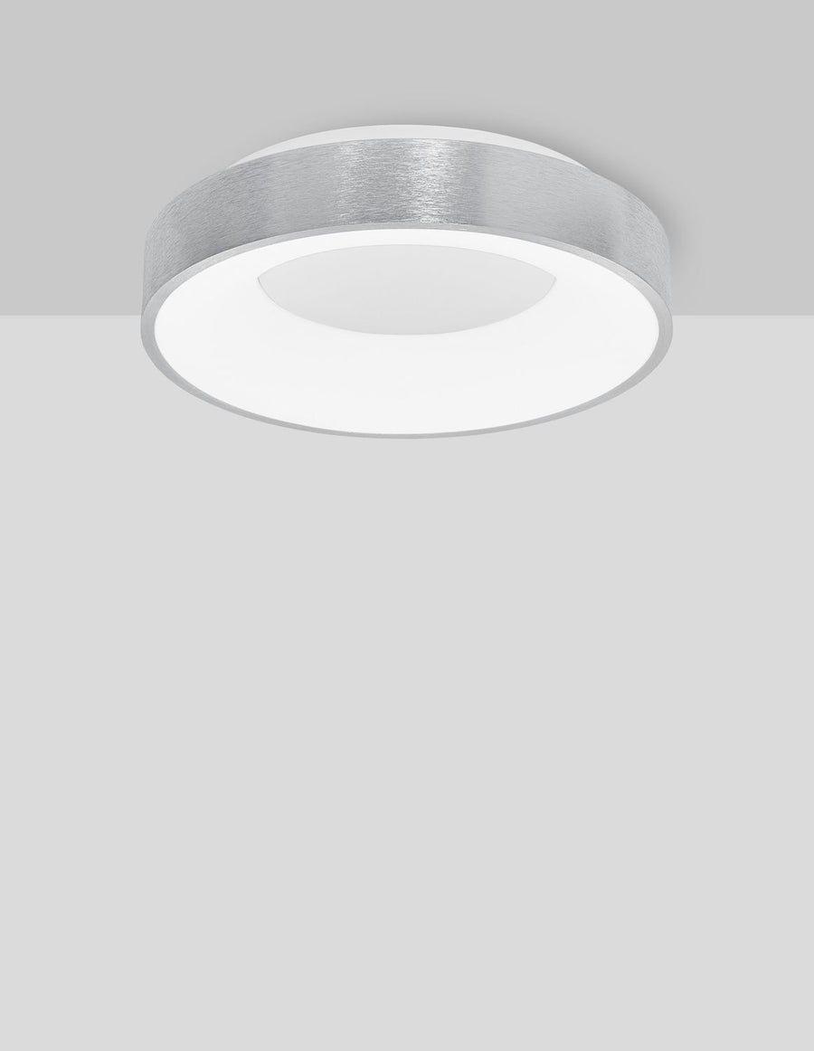 Plafonnier rond argenté vu de face, cerclage brossé et large diffuseur blanc