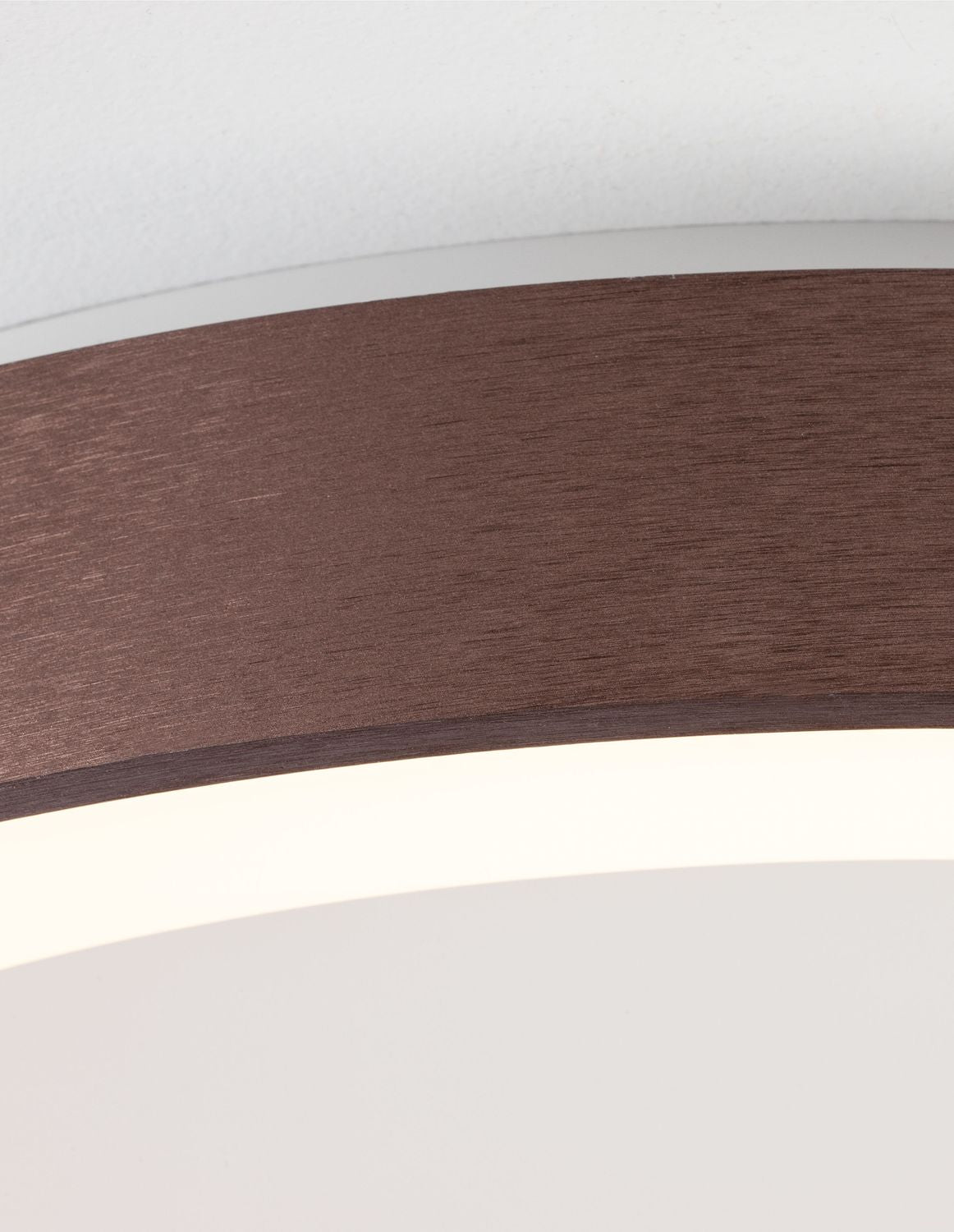 Détail rapproché de la finition brun bois texturé du bandeau