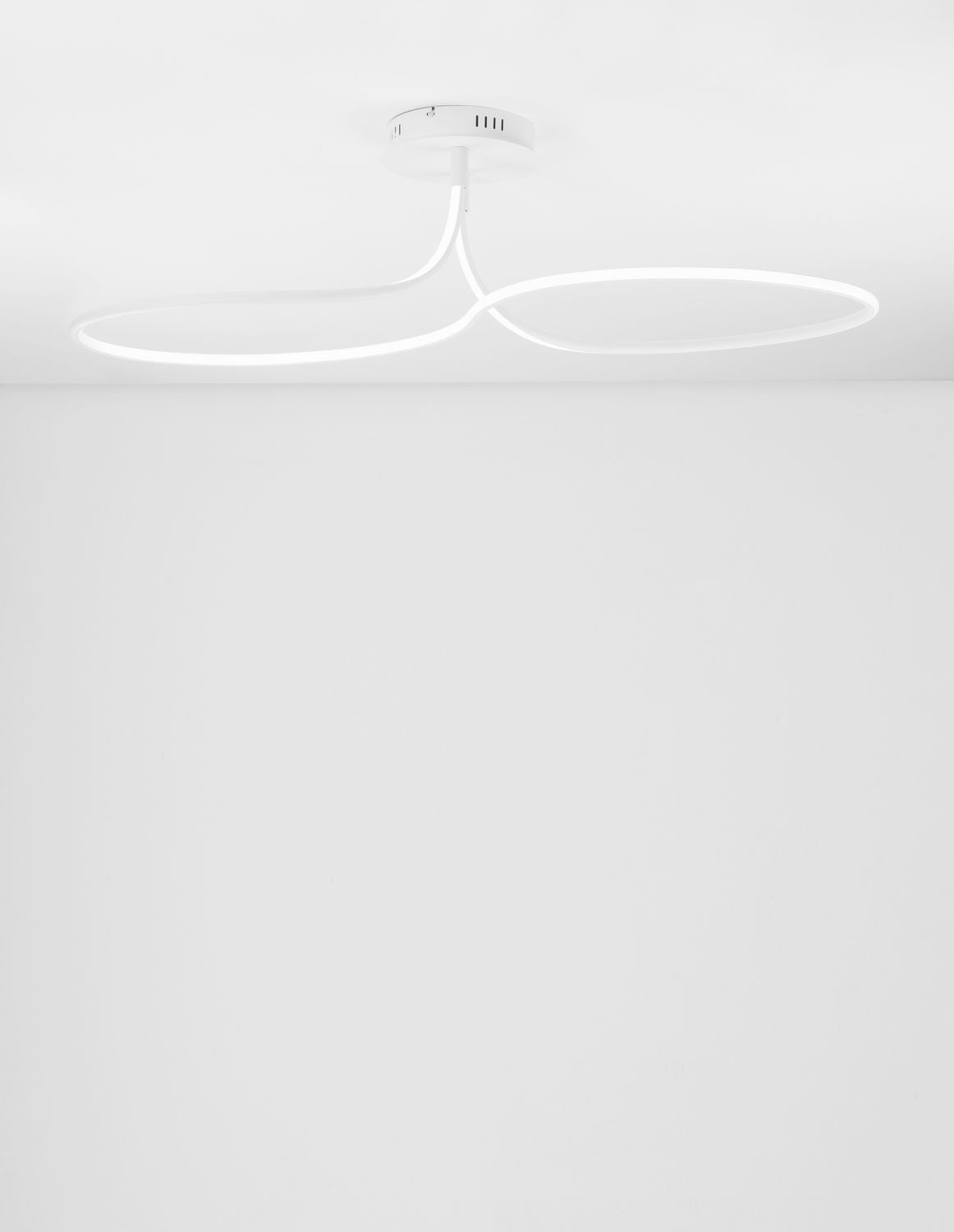 Le plafonnier allumé vu de dessous, diffusant une lumière blanche uniforme