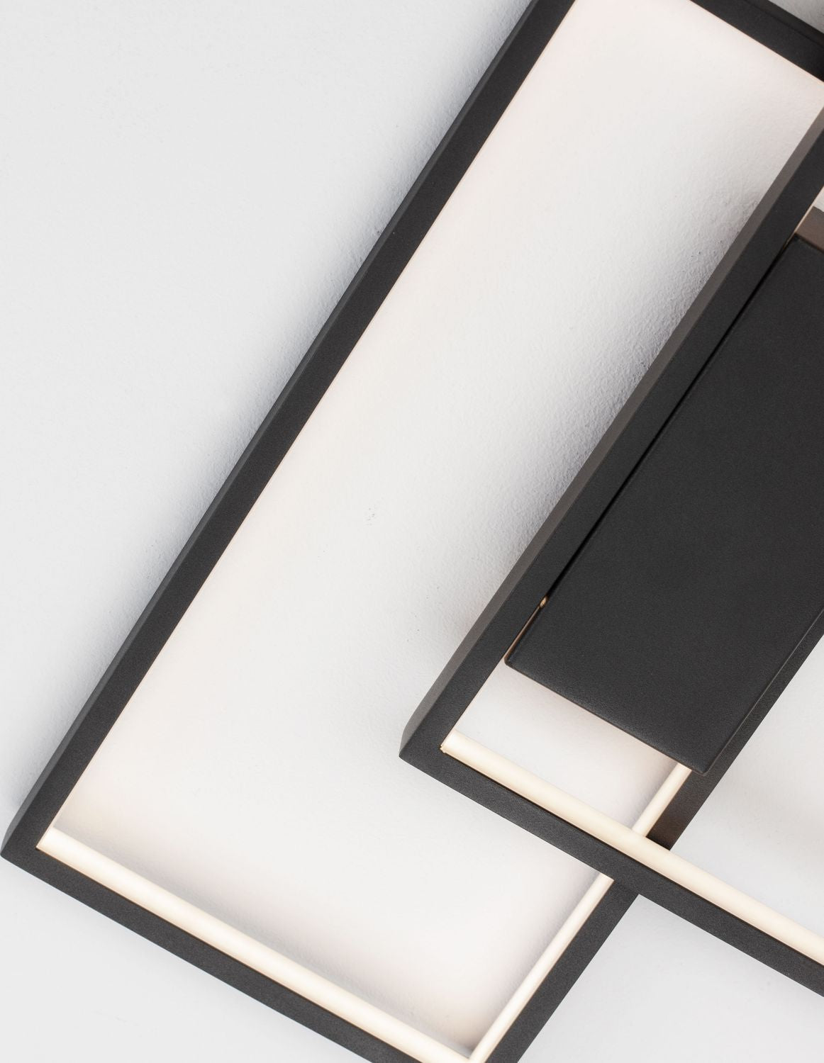 Vue rapprochée en plongée des cadres noirs diffusant une lumière blanche